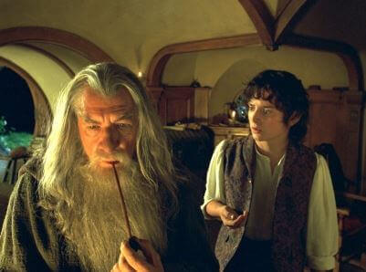 Gandalf entrega o anel a Frodo