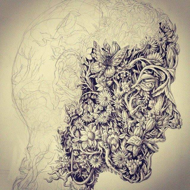 Homem com máscara cheia de flores