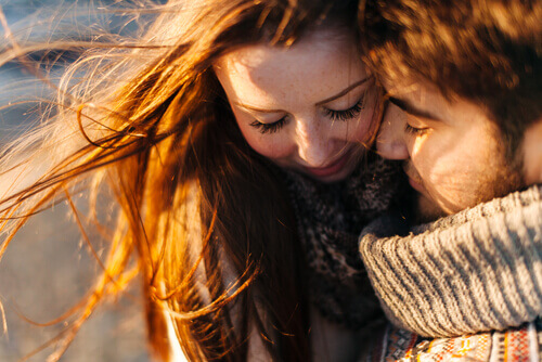 Homem dando um beijo em sua namorada Se você der amor, vai receber amor