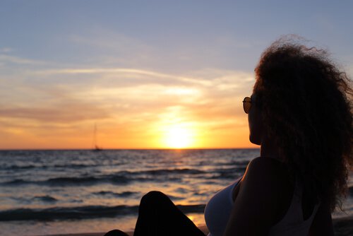 mulher-refletindo-sobre-memorias-na-praia