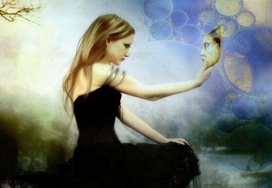 Mulher com máscara na mão 