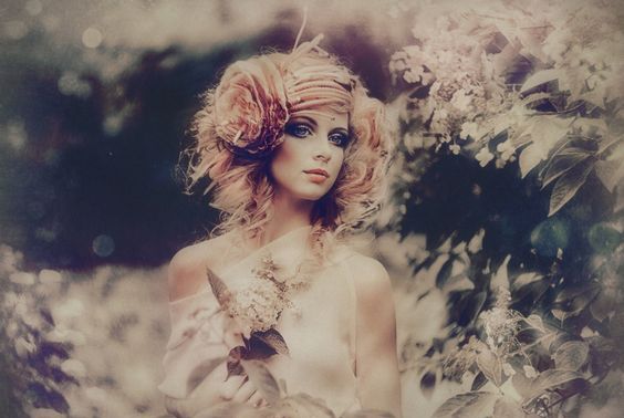 Mulher com um traje de fantasia