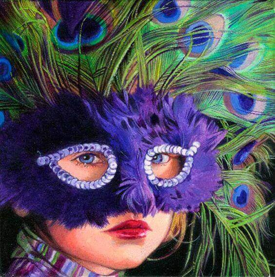 Mulher com uma máscara de carnaval cheia de penas de pavão Toda máscara tem um buraco por onde a verdade escapa
