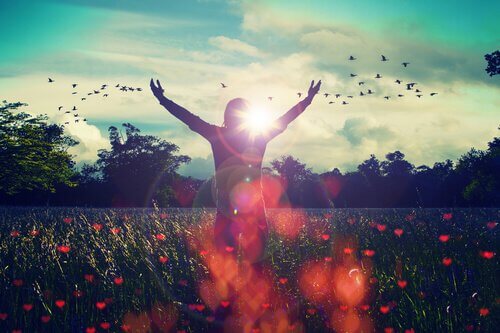 Mulher feliz com as mãos abertas