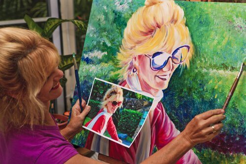 Mulher pintando um quadro feliz