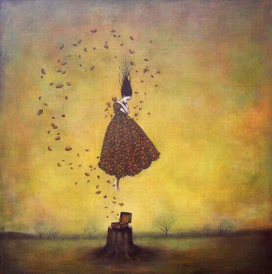 Mulher rodeada de folhas