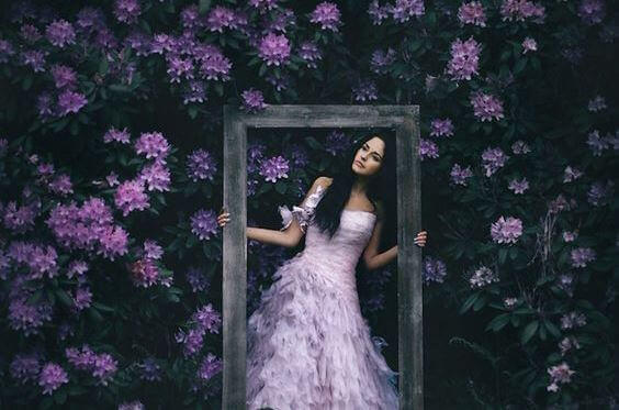 Mulher segurando um quadro