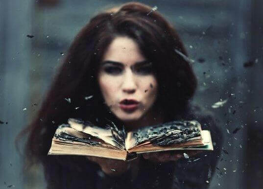 Mulher soprando sobre um livro