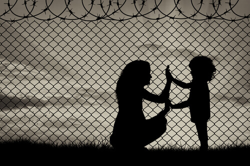 Mãe e filha dando as mãos em um campo de refugiados