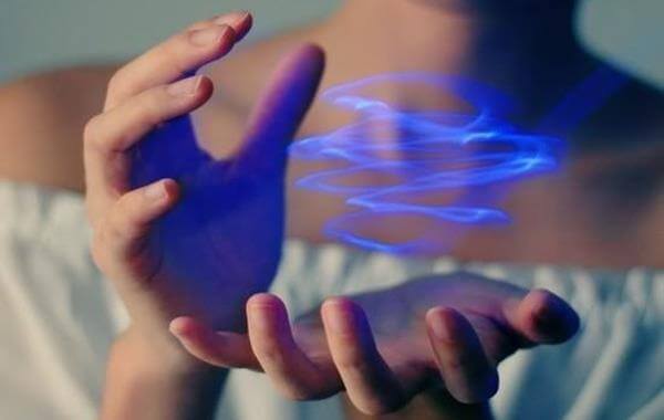 Mãos segurando luz de energia