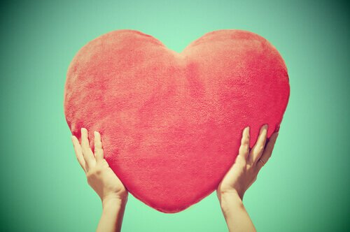 Mãos-segurando-um-coração