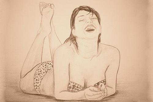 mulher-feliz-com-seu-corpo