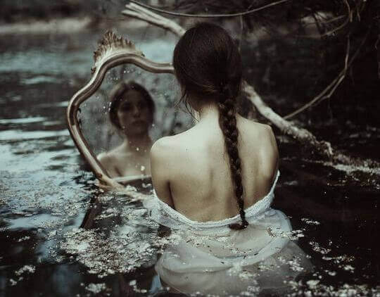 mulher-espelho-procurando-luz-escuridão