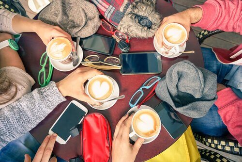 pessoas-tomando-cafe