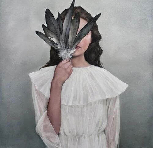 mulher-pessimista-cobrindo-o-rosto-com-penas