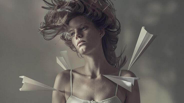 mulher-com-avioes-de-papel
