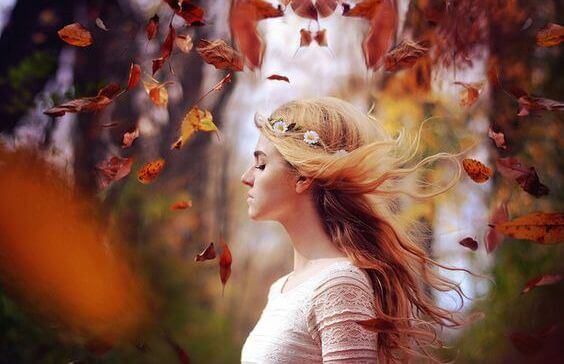 menina-com-folhas-em-floresta