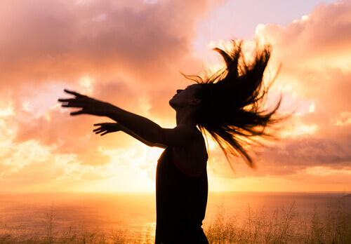 mulher feliz por sua liberdade