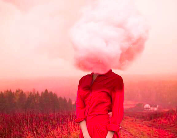 mulher de vermelho com um uma nuvem rosa na cabeça
