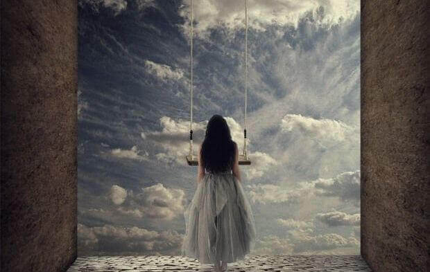 mulher-olhando-as-portas-do-céu-pensando-no-peso-de-ser-indepedente