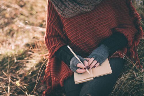 mulher-escrevendo-sozinha