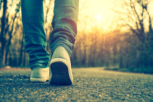 pessoa-caminhando-para-realizar-seus-sonhos