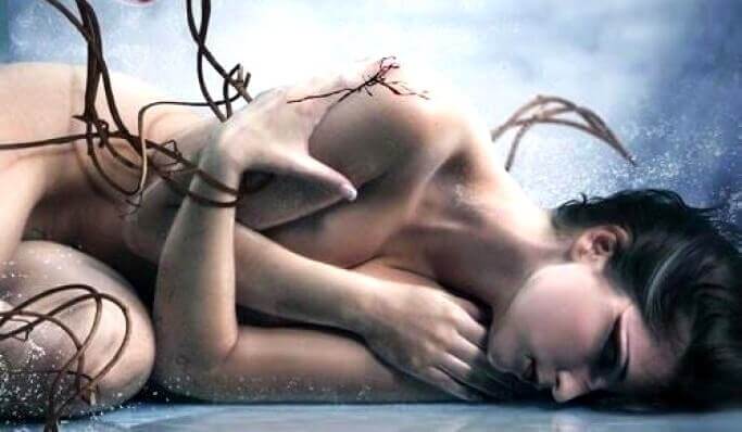 mulher-lidando-com-dores-menstruação