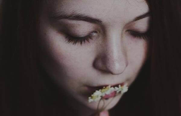 menina-com-flores-na-boca