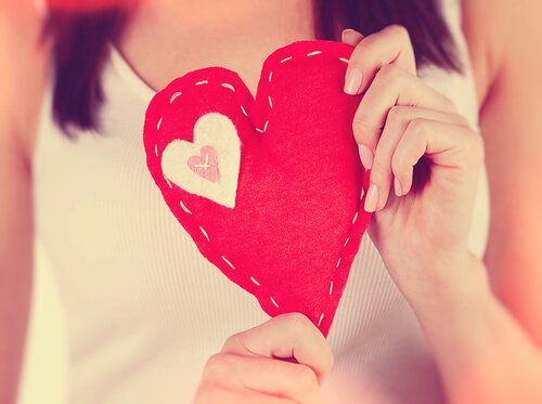 mulher-segurando-coração