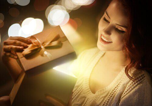 Mulher abrindo presentes