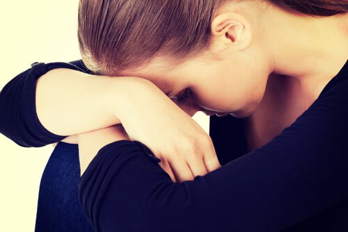 Mulher-confusa-com-a-cabeça-baixa