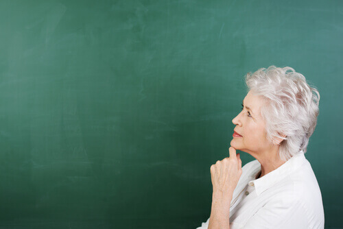 Mulher-idosa-pensando-em-envelhecer