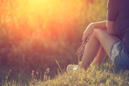 Mulher-sozinha-pensando Lidar com emoções inúteis