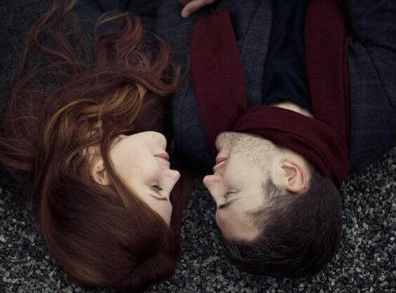 casal-deitado-no-chão