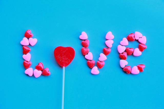 love-escrito-com-balinhas-de-coracao Entendendo melhor os amores impossíveis