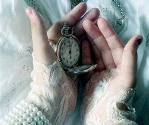 maõs-con-relógio-marcando-o-presente
