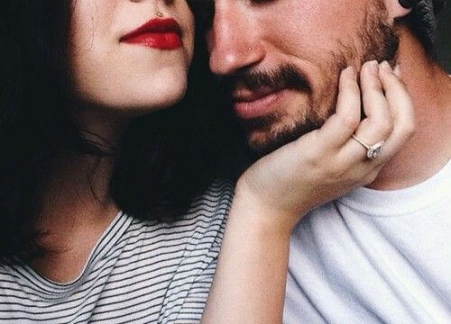 mulher-acariciando-o-rostro-do-seu-parceiro