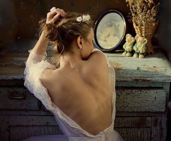 mulher-com-costas-descobertas