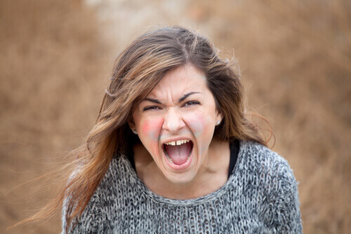 mulher-gritando-com-raiva
