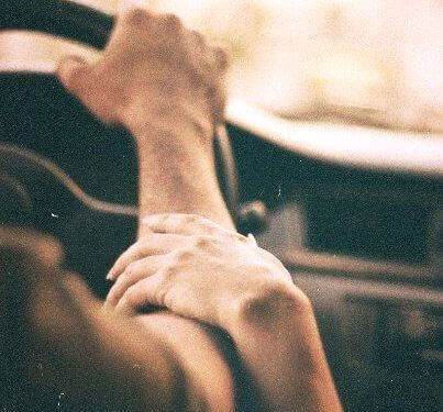 mulher-tocando-o-braço-de-um-homem-enquanto-dirige