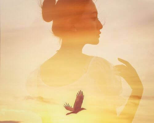 perfil-feminino-com-passaro