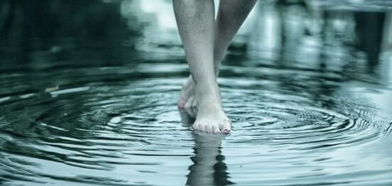 pes-andando-em-agua
