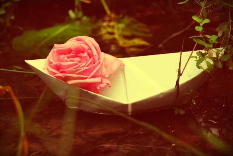 barco-de-papel-com-rosa