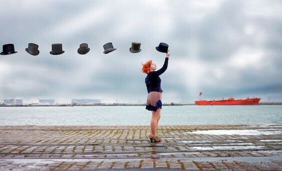 mulher-chapeus-flutuando