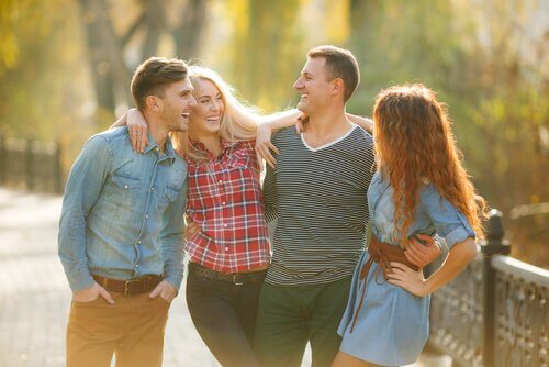 Amigos-passeando-felizes