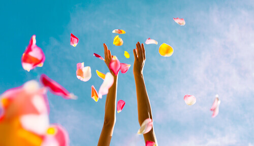 Mãos-ao-alto-jogando-pétalas-de-flores