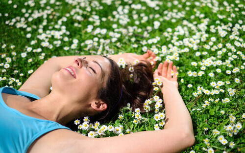 alegria-de-mulher-deitada-com-flores