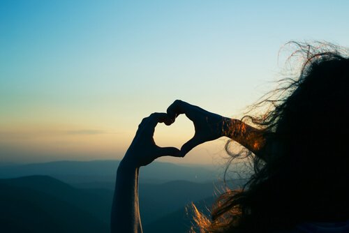 Mulher-fazendo-coração-com-as-mãos