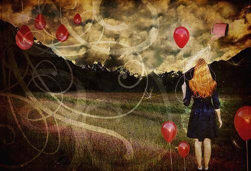 Mulher segurando um balão olhando a paisagem