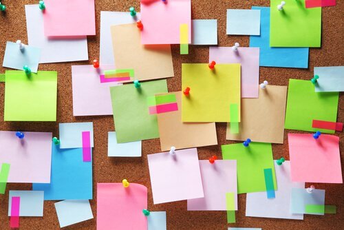 Post-it-de-cores-colados-na-parede